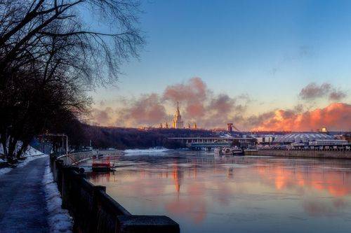 Рассвет на Москве-реке