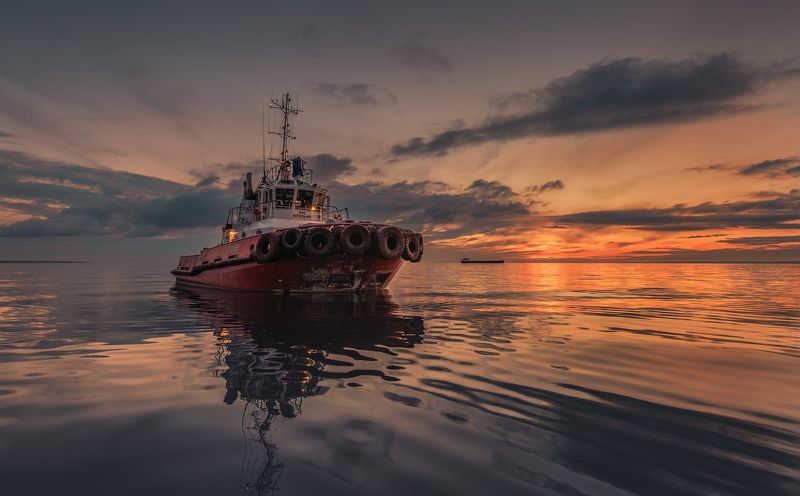 буксир. финский залив. На рейде Финского залива. фото превью