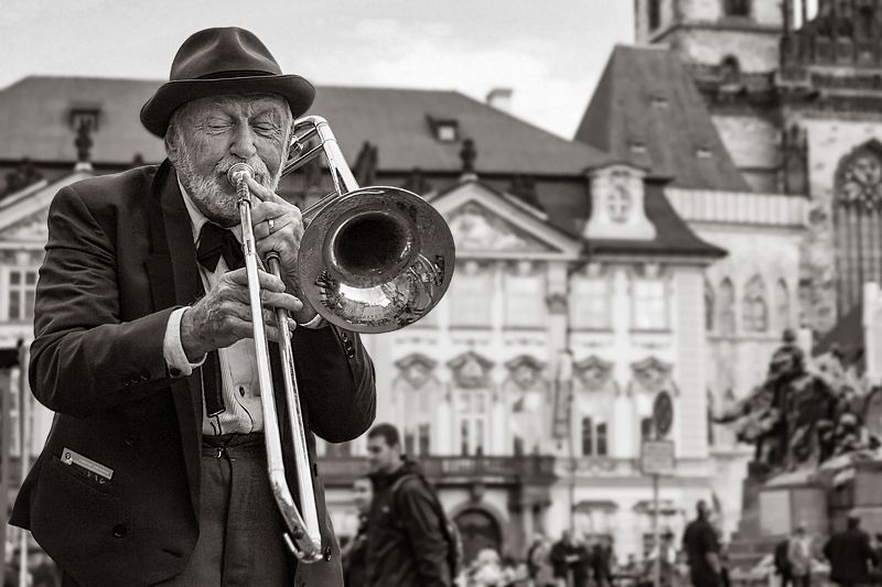 ...а человек играет на трубе фото превью