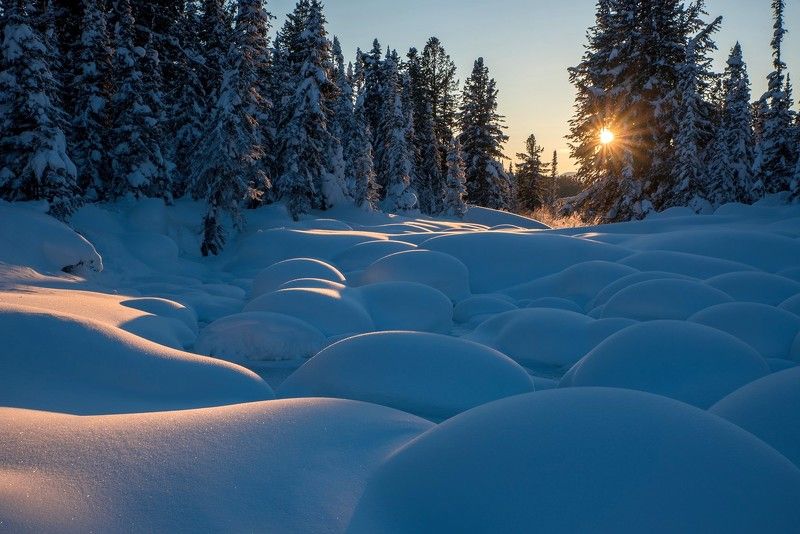 ергаки, озеро, ручей, светлое, светлый, камни, шары, валуны, снег, скалы, зима, кедры, закат, солнце, вечер Роскошь богов фото превью