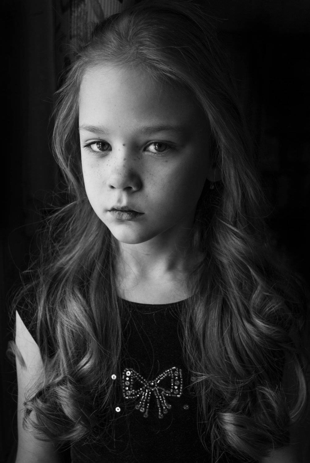 Арина, Бантик, Девочка, Дома, Екатеринбург, Локоны, Портрет девочки, Ч/б, Чёрное платье, Наумова Диана