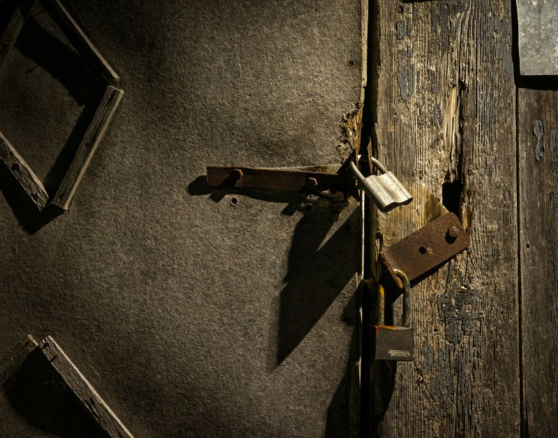дверь, ворота, замок, навес, сарай, старость Доступ закрыт фото превью