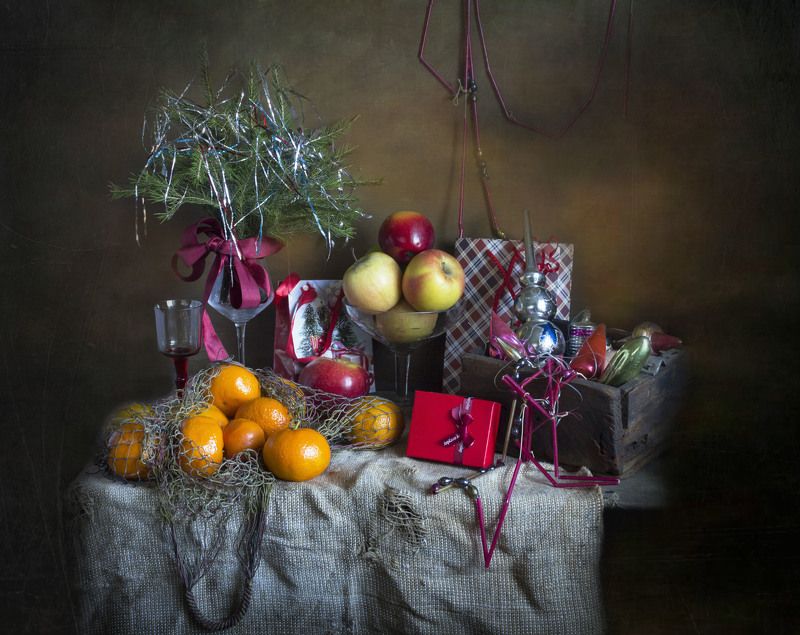 ёлка, мандарины, конфеты, игрушки ёлочные Новогодние картинки фото превью