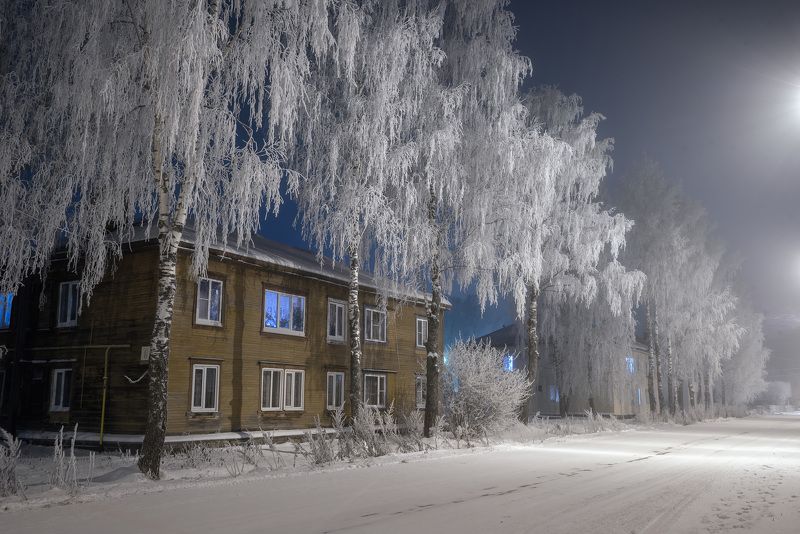 Окутанные инеем и морозом дремлют дома и деревья фото превью
