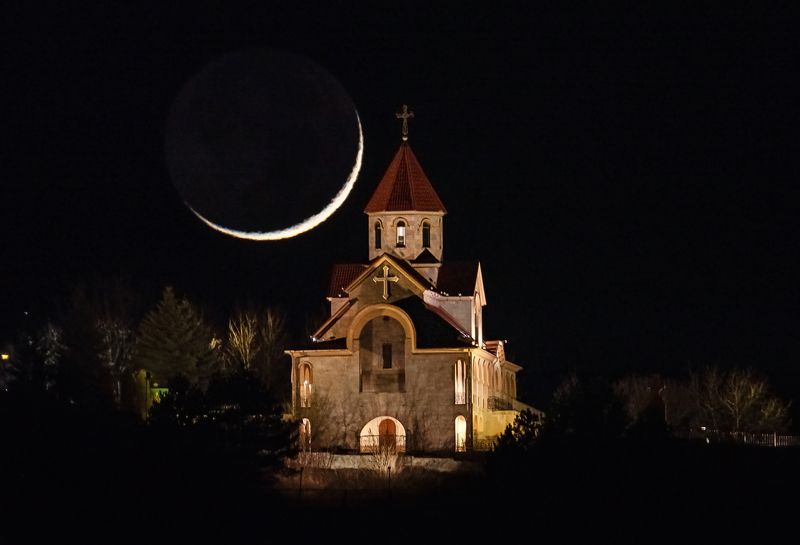 Месяц над храмом фото превью