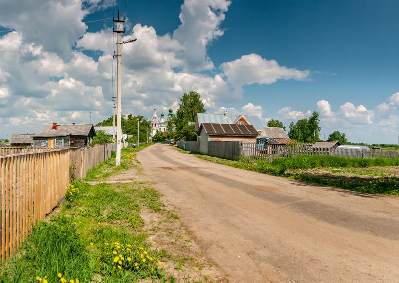 село, дорога, изгородь, деревня, дома, церковь. Лето в селе. фото превью