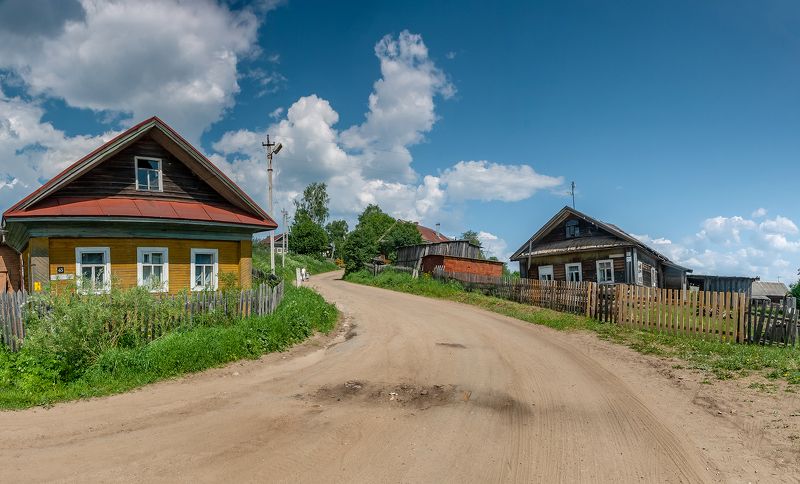 деревня, дома, дорога, склон, спуск. Средь бела дня в деревне. фото превью