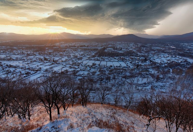 приморье, зима, тучи, вечер, посёлок, свет сквозь тучи.. фото превью
