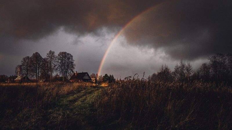 деревня, радуга, дождь Дождь уходит. фото превью