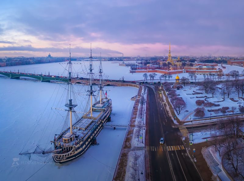 санкт-петербург, зима, зимние, рассвет, утро, заря, архитектура, здание, река нева, исторический центр, город, городское, дома, огни, синие, жёлтое, петропавловская крепость, набережная, в снегу, питер, мост, дорога, Корабль «Благодать» фото превью