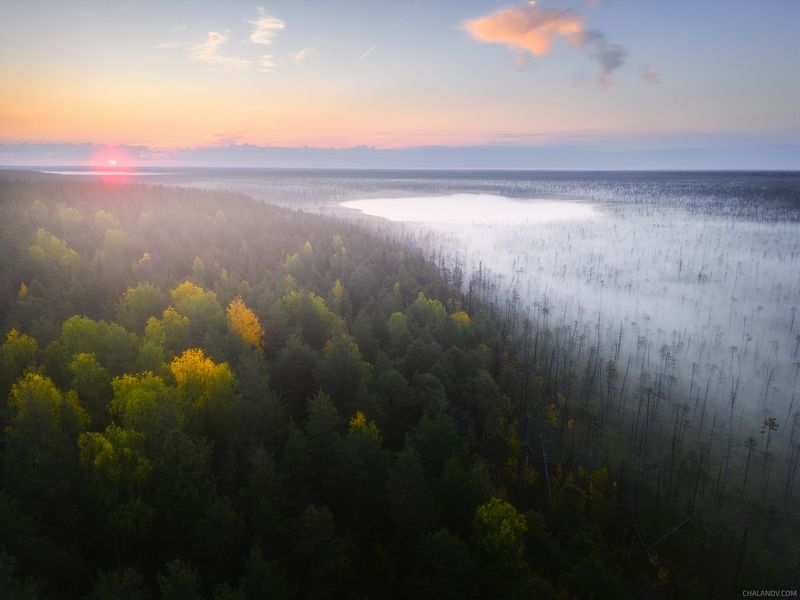 пейзаж, рассвет, озеро, туман, солнце, облака, дрон, осень, болото Туманная долина болота Ырымнюр фото превью
