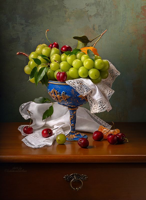 Фрукты в синей вазе фото превью