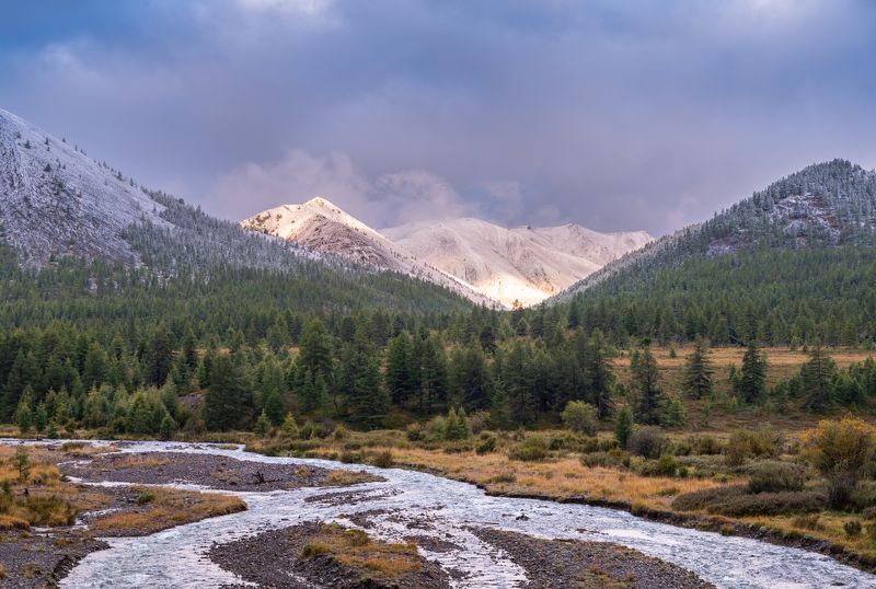 Якутия, Сунтар-Хаята, горы, снег В долине реки Дюптоган фото превью