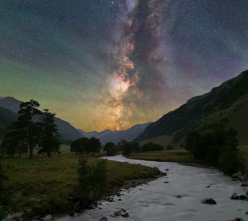 Млечный Путь окутанный свечением атмосферы фото превью