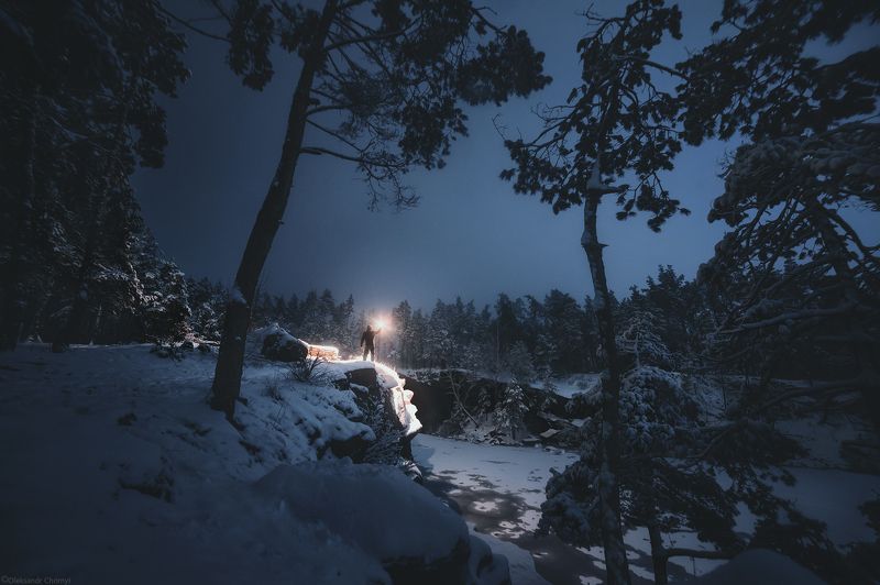 коростышевский каньон, коростышев, пейзаж, зима, скалы, силуэт, человек, свет, путь, фонарь, вдохновение, мгла, ночь, один в лесу, сказка, фотограф чорный, саша чорный, украина “Зимний зов” фото превью