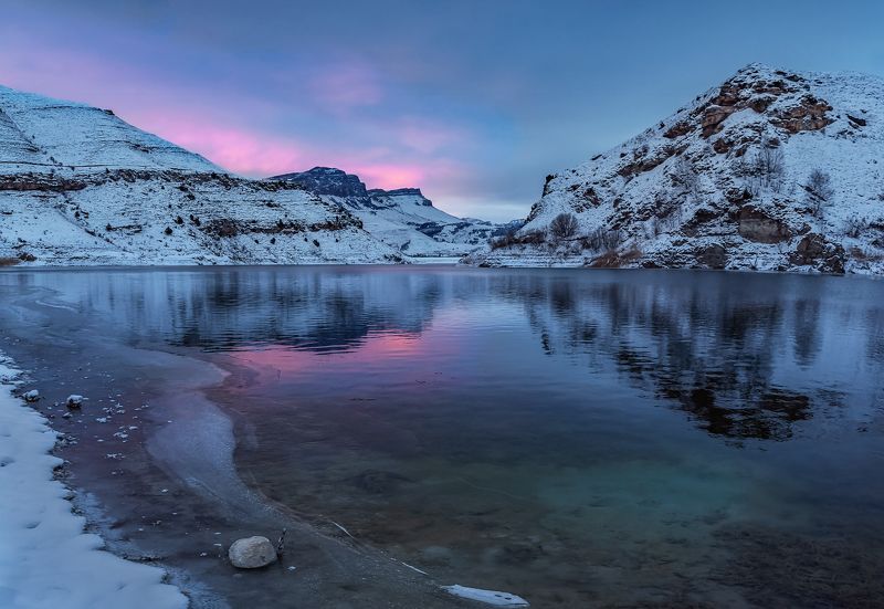 кавказ, горы, горы зимой, зима в горах, кабардино-балкария, кбр, озеро, горное озеро, озеро гижгит, зимний рассвет, рассвет в горах Холодное утро фото превью