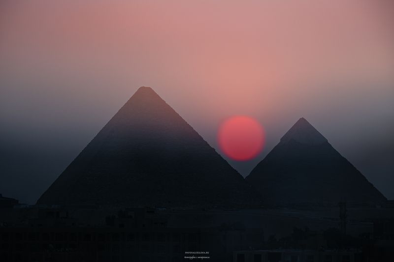 Гиза.Солнце и Великие пирамиды фото превью