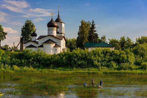 На реке Великой