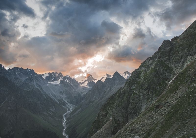 Закат в горах фото превью