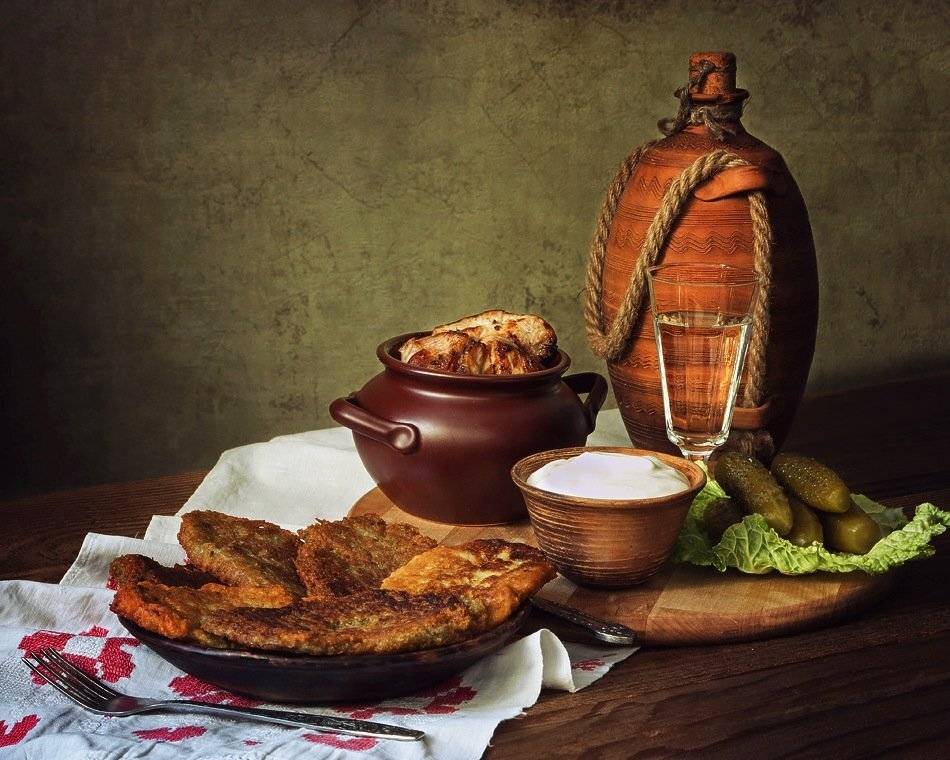 натюрморт, картофельные оладьи, сметана, жареная свинина, водка. соленые огурцы, Ирина Приходько