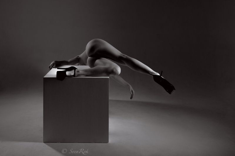 Девушка на кубе фото превью