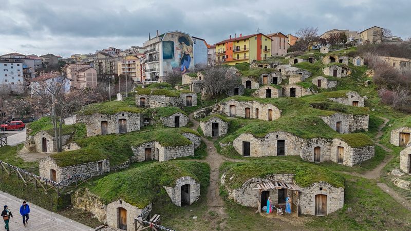 Хоббичьи норы. Пьедрагалло, Италия фото превью