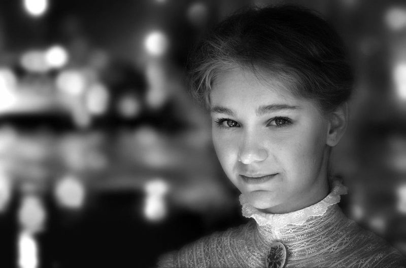 Продавщица сладостей фото превью