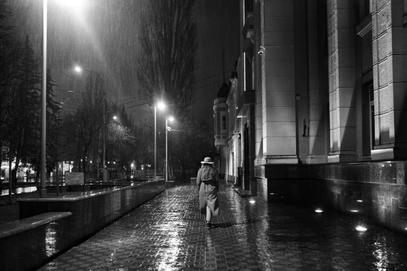 дождь, человек, цель, вперед, непогода Сквозь дождь фото превью