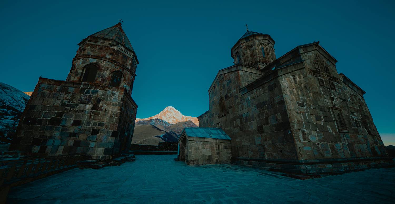 Грузия, Казбеги, Степанцминда, Троицкая церковь в Гергети, Gergeti Trinity Church, гора Казбек, Гаврилов Юрий