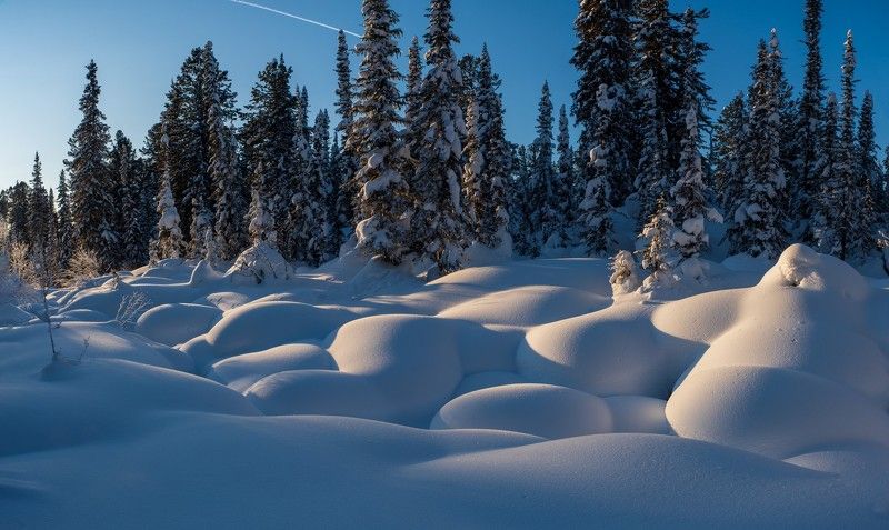 ергаки, озеро, ручей, светлое, светлый,  камни, шары, валуны, снег, скалы, зима, кедры, кухта, сугробы, панорама Снежные перины и деревья в кухте фото превью