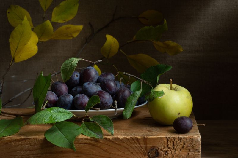 Тарелка слив и яблоко фото превью