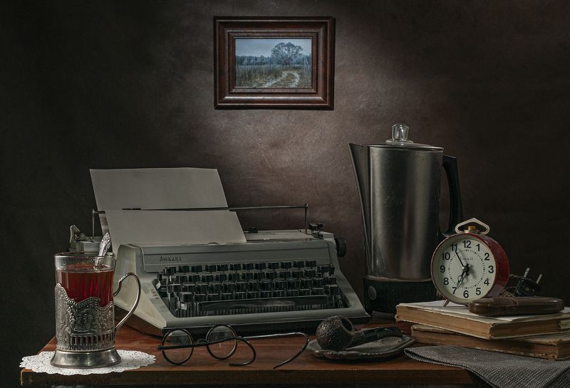будилник пишушая машинка стакн чая очки Предметная композиция с пишушей машинкой фото превью