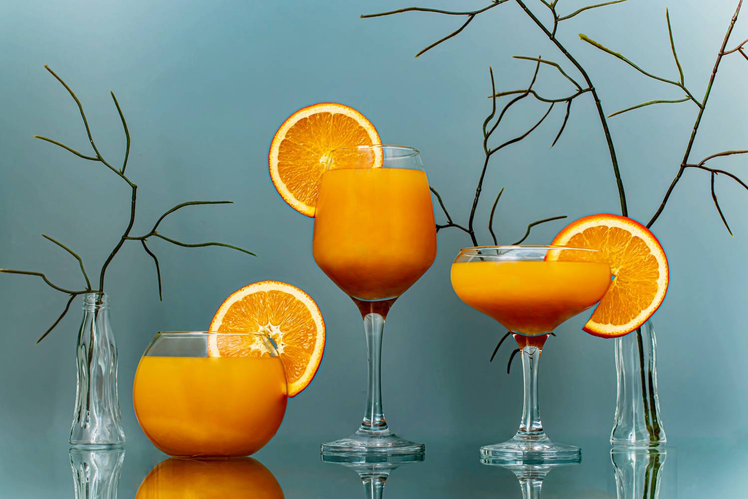свежевыжатый апельсиновый сок в стакане Агуа де Валенсия: Коктейль, апельсиновый сок фрукты, напиток, сок,  апельсиновый напиток, коктейль, посуда для напитков, апельсиновый сок, бокалы, апельсин, цитрусовые, стекло, еда. группа бокалов с апельсинами внут, Лапин Сергей