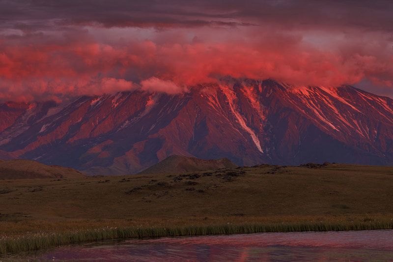 Толбачик в закатных облаках фото превью