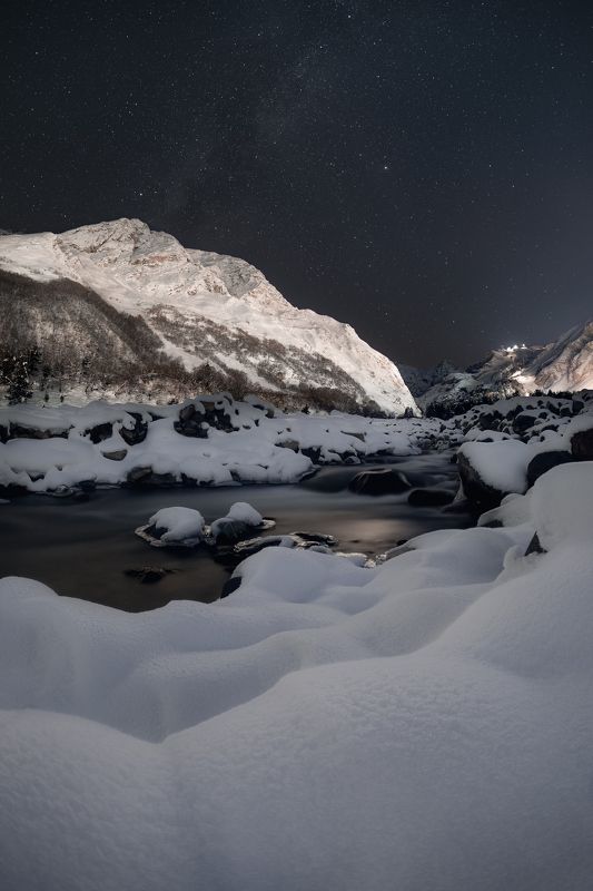 Ночь, горы, звезды, млечный путь, ночной пейзаж, астрофотография, кавказ, Приэльбрусье, река, зима Ночь у реки фото превью