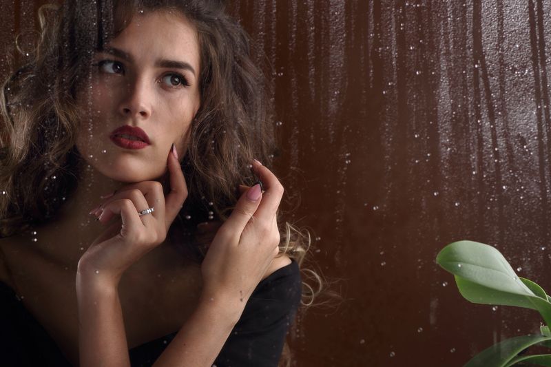 девушка, модель, портрет, окно, романтика, грусть, красивая, ожидание, глаза, молодая, дождь, кадр, руки, пальцы Надежда фото превью
