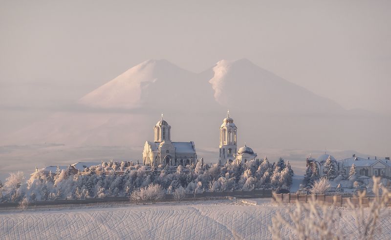 кавказ, горы, гора, кмв, ессентуки, эльбрус, зима, снег, храм, монастырь, architecture, архитектура Зимний храм (Белогорье Кавказа) фото превью