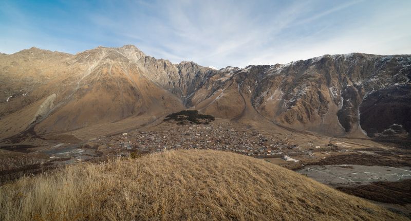 Грузия, Казбеги, Степанцминда, Дарьяльское ущелье, река Терек, სტეფანწმინდა, georgia,  Вид на посёлок Степанцминда (სტეფანწმინდა в переводе с грузинского — Святой-Степан) фото превью