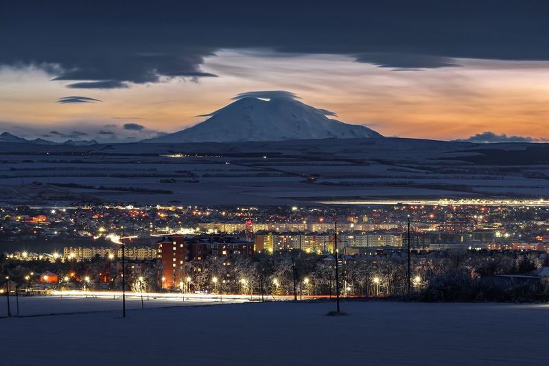 кавказ, гора, город, зима, снег, ессентуки, кмв, кавказские минеральные воды, ночной город, синий час, вечерний город, город под горой, эльбрус, зимний город Вечерний Ессентуки фото превью