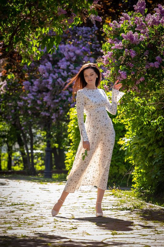девушка, сирень, весна, май, цветы, город, длинные ноги, платье на просвет Начало цветущего лета фото превью
