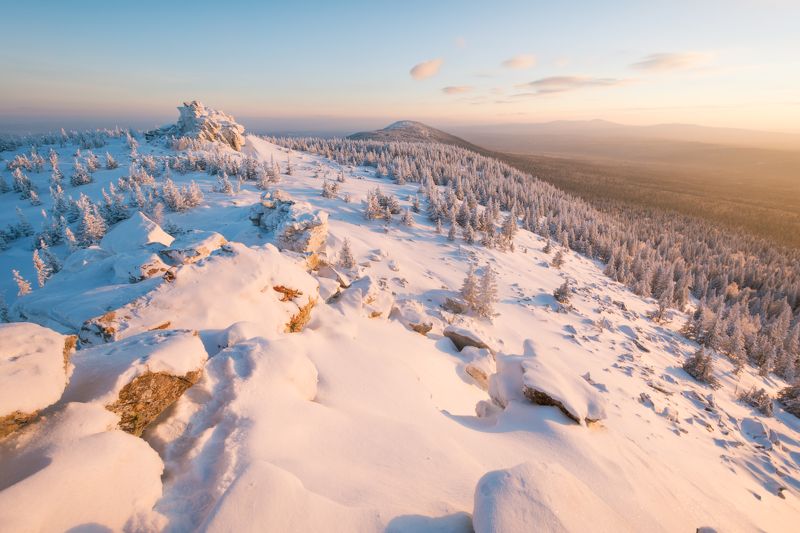 Первые весенние лучи на хребте Зюраткуль фото превью