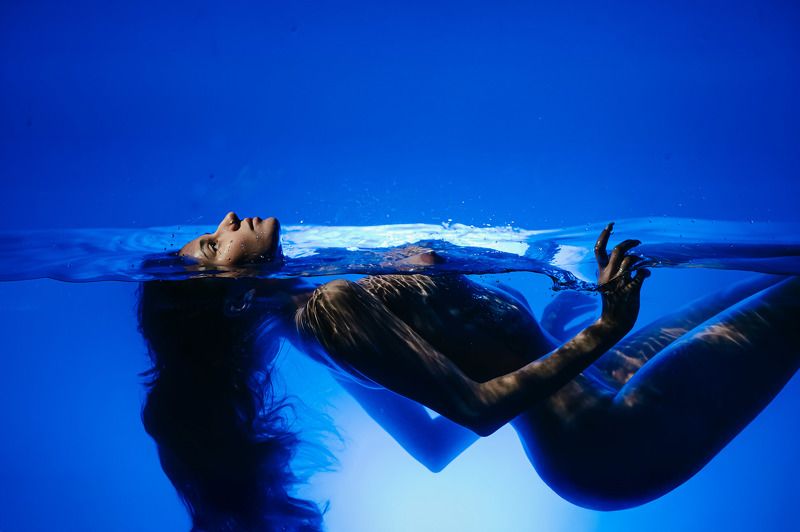 ню, вода, аквариум, голубая, бассейн, Михаил Решетников на грани фото превью