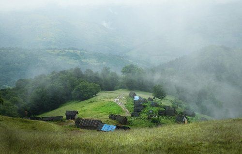 Спуск к поселку-призраку