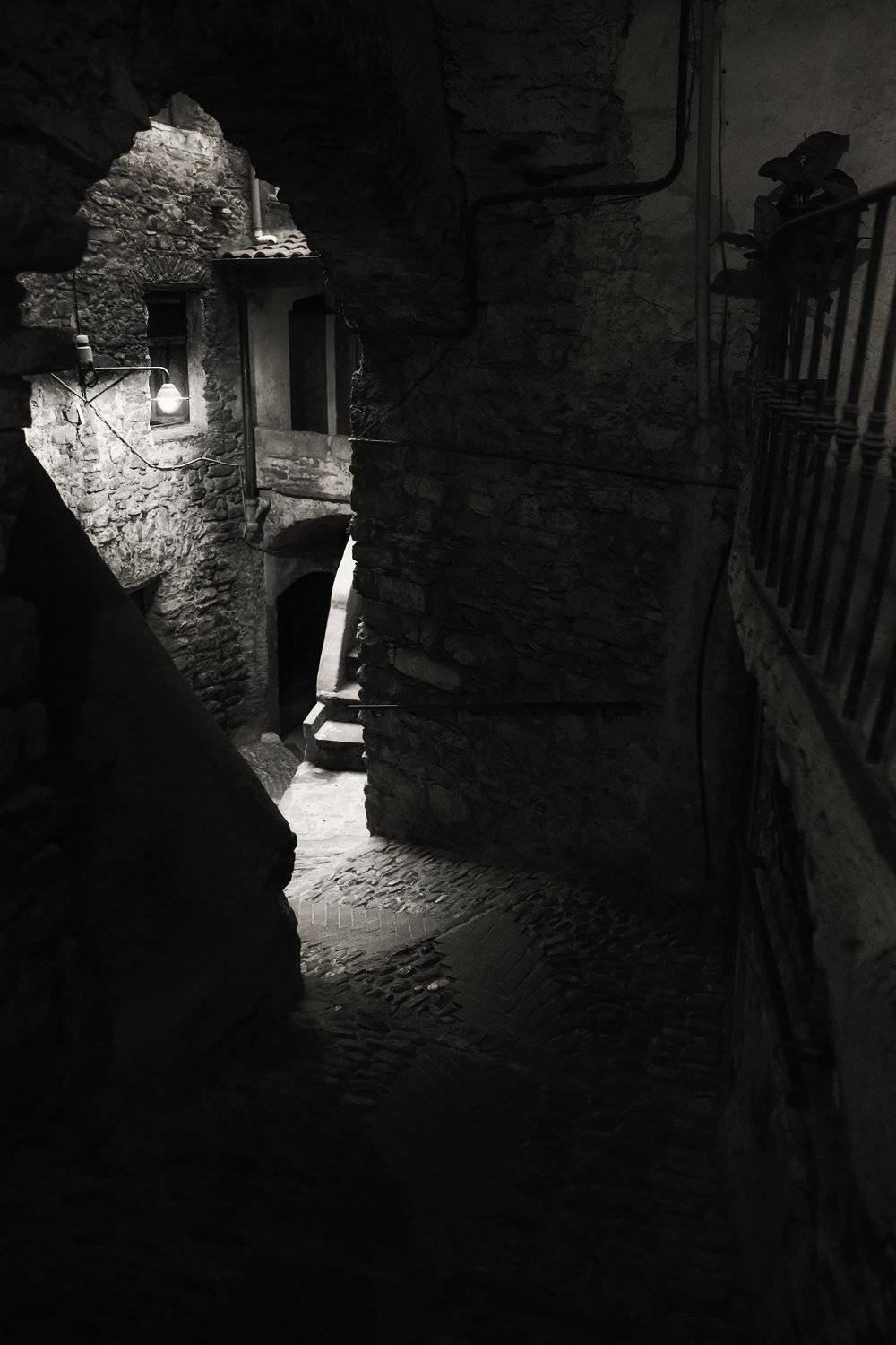 Арка, Двор, Дольчеаква, Дома, Италия, Переулок, Решётка, Фонарь, ALLA SOKOLOVA
