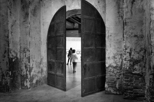 За дверьми лучше