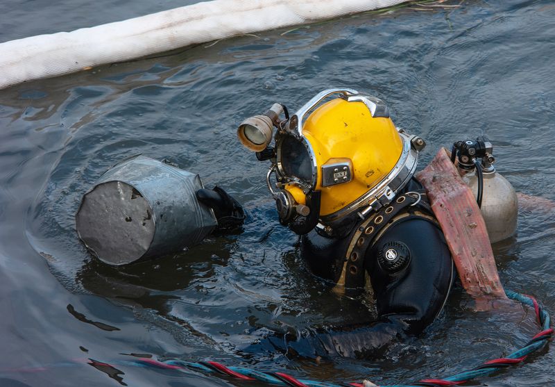 водолаз, ведро, баллоны, шланг, нашлемный фонарь Вычерпать море фото превью