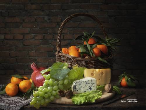Натюрморт с фруктами и сыром
