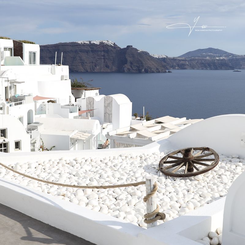 oia is a coastal town on the northwestern tip of santorini, a greek aegean island. the town has whitewashed houses carved into the rugged clifftops, and overlooks a vast caldera filled with water. santorini boasts its blue-and-white artwork. you may recog Santorini - Oia фото превью