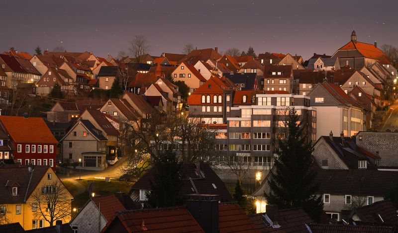 Старлинк, пролетая над вечерним городом фото превью