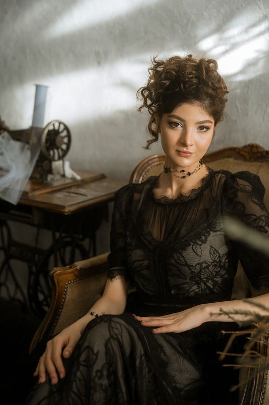 девушка,женский портрет, портрет, глаза, женская аура, кудри, черный, кружево, швейная машинка Дарья фото превью